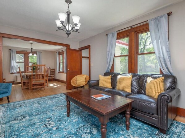 Smart TV - Glencoe-4 Bedroom-freshly remodeled-grill-pets (Glencoe)