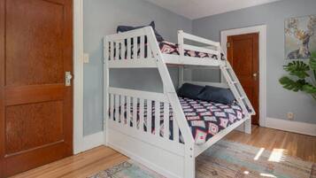 4 soverom, skrivebord, strykejern/-brett og wi-fi (inkludert)