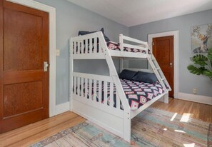 4 quartos, escrivaninha, ferros/tábuas de passar roupa