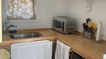Kühlschrank, Wasserkocher mit Kaffee-/Teezubehör, Wasserkocher, Toaster