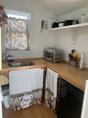 Fridge, coffee/tea maker, electric kettle, toaster