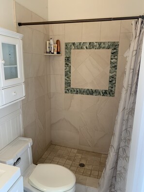 Een douche, een haardroger, handdoeken, zeep