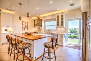 Fridge, microwave, oven, stovetop - Sombrero Beach, Pool, Dockage, Updated Home! (Marathon)