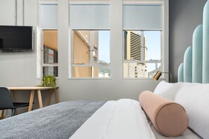 Ropa de cama hipoalergénica y caja de seguridad en la habitación 