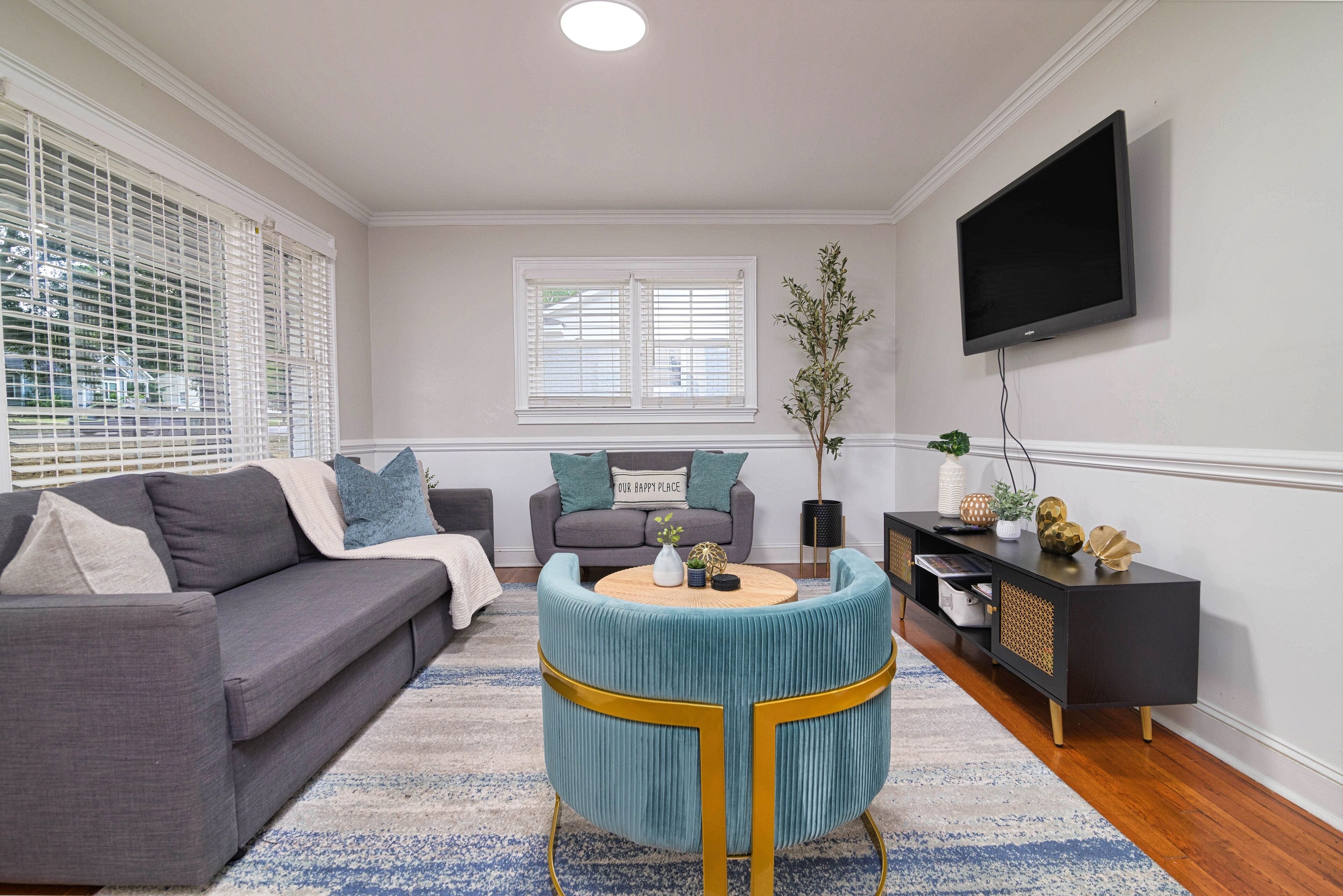 Televisión y chimenea 