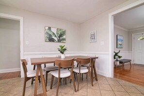 Dining - Cozy Home ~7 min to airport&uptown+fire+grill🔥 (Charlotte)