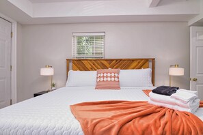 5 bedrooms, desk, iron/ironing board, free WiFi - Cozy Home ~7 min to airport&uptown+fire+grill🔥 (Charlotte)