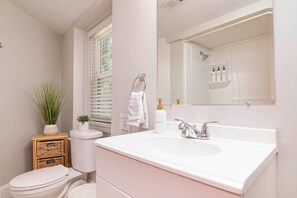 Hair dryer, towels - Cozy Home ~7 min to airport&uptown+fire+grill🔥 (Charlotte)