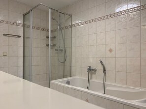 Badkar, hårtork, handdukar och tvål