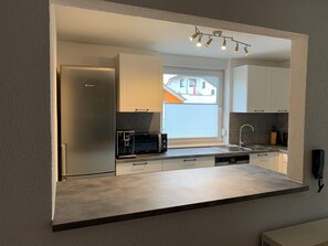 ثلاجة، ميكروويف، فرن، موقد طهي مسطح