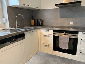 Réfrigérateur, four à micro-ondes, un four, surface de cuisson
