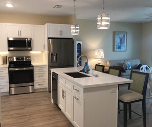 冷蔵庫、電子レンジ、オーブン、コンロ