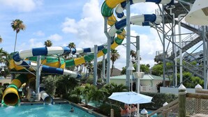 Ein Wasserpark mit mehreren Wasserrutschen und einem Poolbereich.