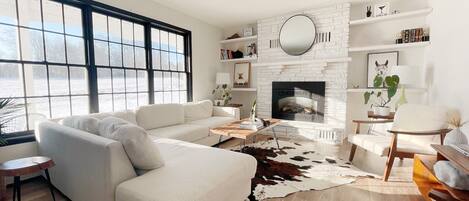 Smart TV, fireplace, ping pong, books