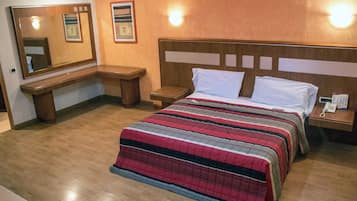 Habitación Premium | Ropa de cama hipoalergénica y espacio para trabajar con laptop