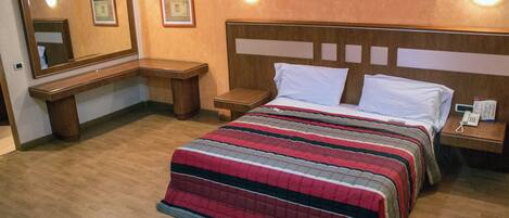 Premium Room | Hypo-allergenic bedding, laptop workspace, soundproofing, free WiFi