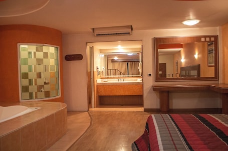 Premium Room | Hypo-allergenic bedding, laptop workspace, soundproofing, free WiFi. Autohotel Ilussion