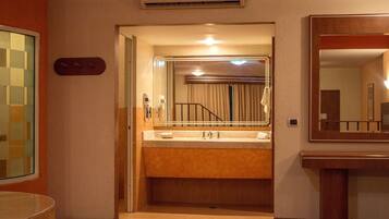 Premium Room | Hypo-allergenic bedding, laptop workspace, soundproofing, free WiFi