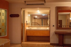 Premium-rum | Allergitestade sängkläder, arbetsyta för laptop och ljudisolering