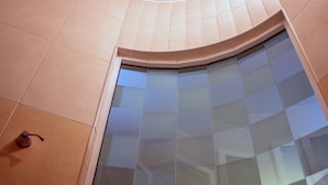 Una esquina de habitación con piso de diseño de cuadros y pared curva.