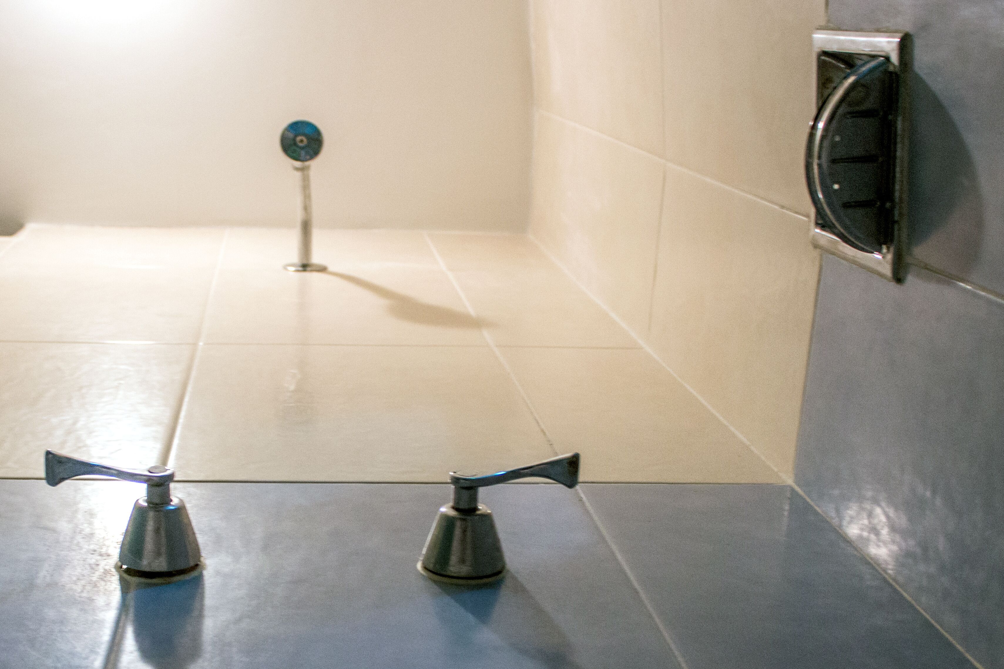 Un baño con dos lavamanos, un inodoro y una ducha.