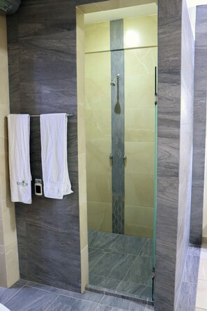 Habitación Deluxe | Baño | Secador de pelo, bidé y toallas