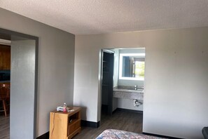 Escriptori, cortines opaques, planxa i posts de planxar i wifi gratuïta 