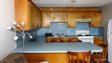 Apartment, 1 Bedroom, Kitchen | Private kitchenette | Mini-fridge, microwave, dining table
