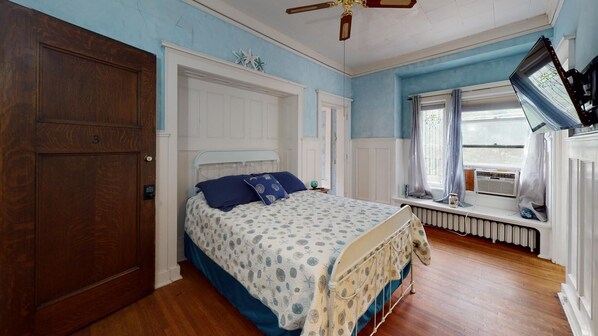 8 bedrooms, desk, WiFi