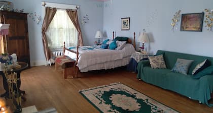 BOUGAINVILLEA BED & BREAKFAST in the HEART of WAUSAU!!