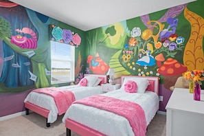 Un dormitorio con dos camas, una ventana y un mural en la pared.