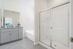 Combined shower/bathtub, hair dryer, towels - Themed Games Room, Theater & Kids Bedrooms | Screened Pool Area (Davenport)