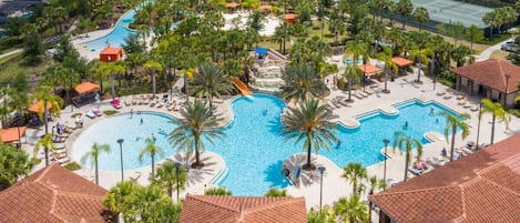 Resort com várias piscinas, palmeiras e quadra de tênis.