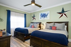 3 Schlafzimmer, Schreibtisch, Bügeleisen/Bügelbrett, Reisekinderbett