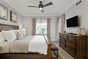 3 Schlafzimmer, Schreibtisch, Bügeleisen/Bügelbrett, Reisekinderbett