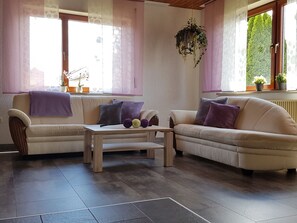 Tv, böcker, ett musikbibliotek och en stereo