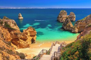 Playa en los alrededores y toallas de playa 