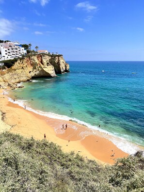 Una spiaggia nelle vicinanze, teli da spiaggia