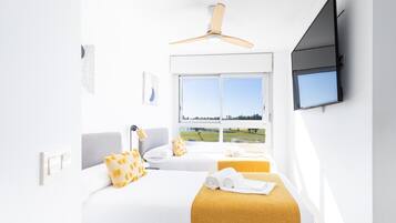 1 habitación, tabla de planchar con plancha y cuna de viaje