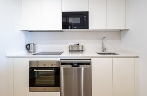 Een koelkast, een magnetron, een oven, een kookplaat