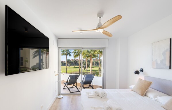 1 habitación, tabla de planchar con plancha y cuna de viaje 