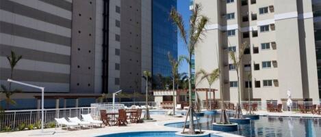 Piscine intérieure, piscine extérieure