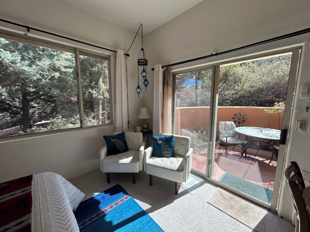 Smart-TV, Bücher, Videothek, Stereoanlage