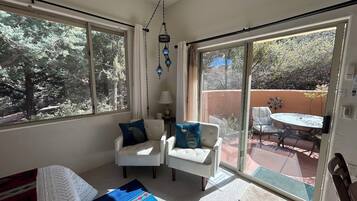 Smart-TV, Bücher, Videothek, Stereoanlage