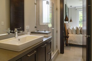 Een douche, een haardroger, handdoeken