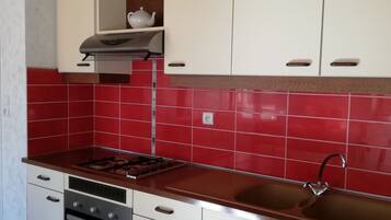 Kühlschrank, Mikrowelle, Ofen, Herdplatte