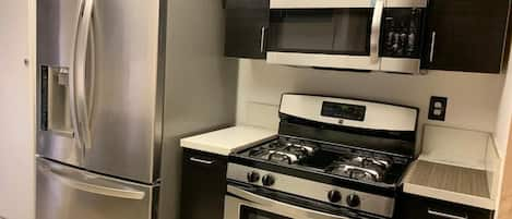 Private kitchen | Fridge, microwave, oven, stovetop