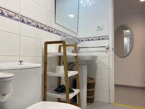 Een douche, een haardroger, handdoeken