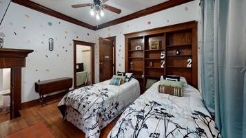 1 bedroom, desk, WiFi