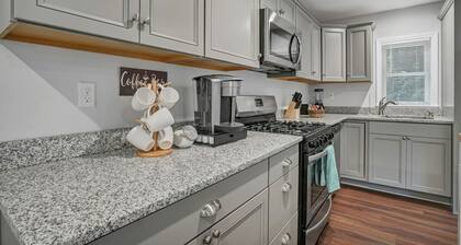 Chic, Cozy, Newly-Remodeled Cottage with Deck